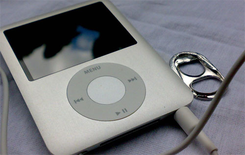 Tamanho do iPod comparando com um lacre de latinha